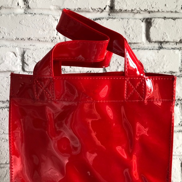 NEW Elizabeth Arden Heart Red Waterproof Makeup, Gift Bag Valentine’s Day - Picture 6 of 8